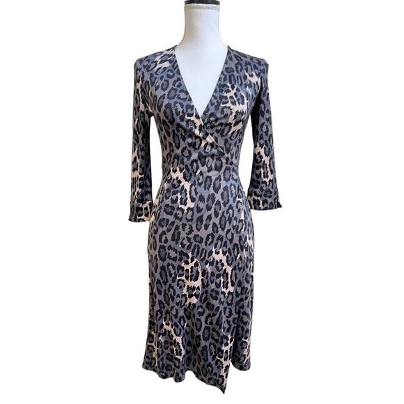 Diane Von Furstenberg DVF Vintage Julian Silk Gray Animal Print Wrap Dress Sz 2 - Picture 2 of 6